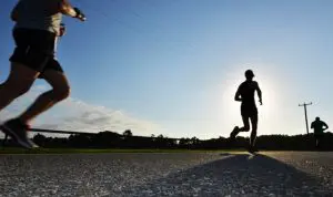 runners on street experience knee pain